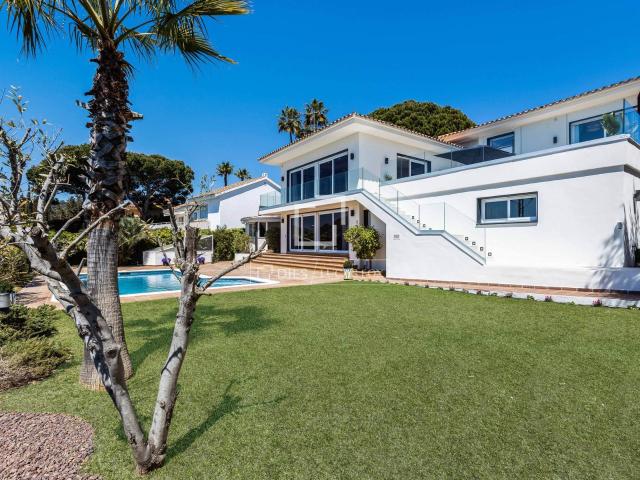 Lucas Fox presenta esta maravillosa casa ubicada en la prest. 600m² Alella