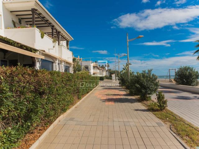 Lucas Fox presenta este piso en primera línea de playa en To. 160m² Castillo de Torrox