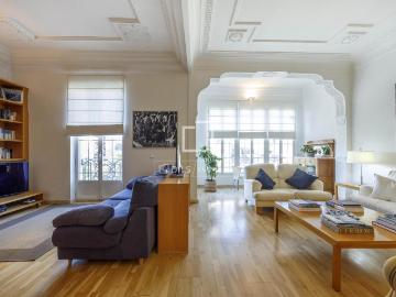 Lucas Fox presenta este piso situado en una plata alta de un. 202m² Valencia