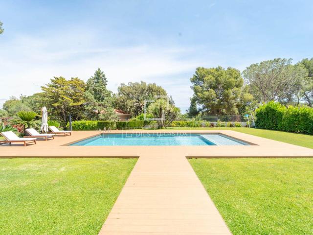 Lucas Fox presenta una exclusiva casa en venta en el área me. 392m² Godella