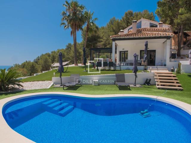 Moderna villa de 4 dormitorios con piscina y vistas despejad. 395m² Balcón de malaga