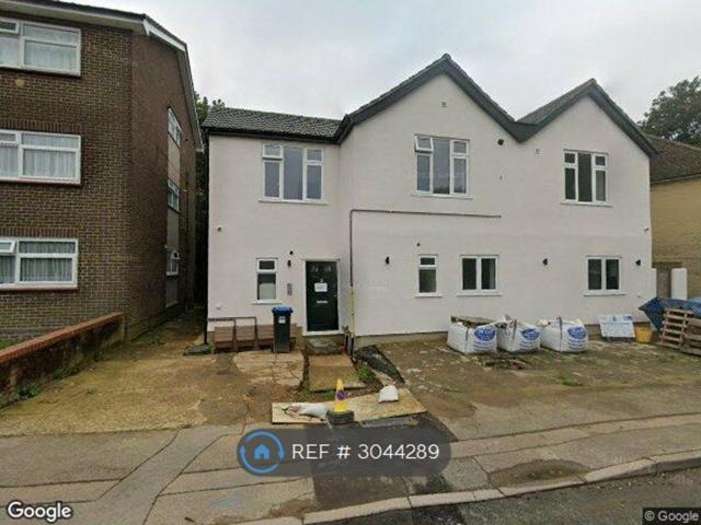 Lucas House, Caterham CR3, 3 bed flat to rent, £1,750 pcm | PrimeLocation