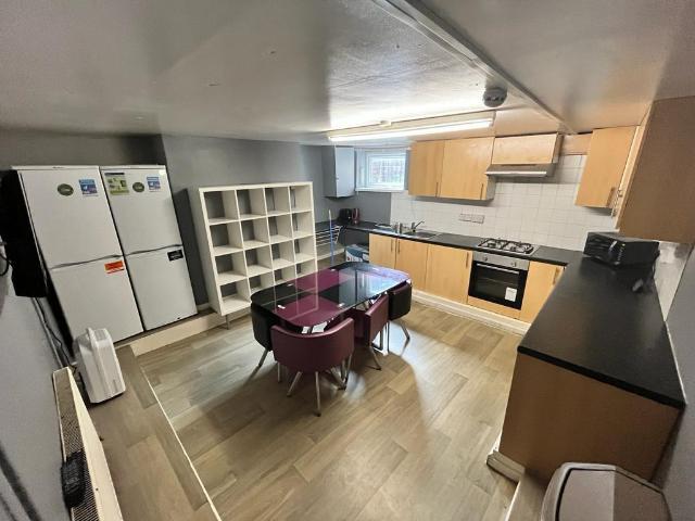 Lucas Place, Leeds 6 bed terraced house to rent £2,652 pcm £612 pw