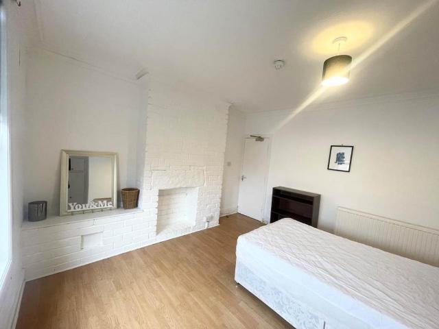 Lucas Street Room 3, West Yorkshire. 1 bed in a house share to rent £490 pcm £113 pw
