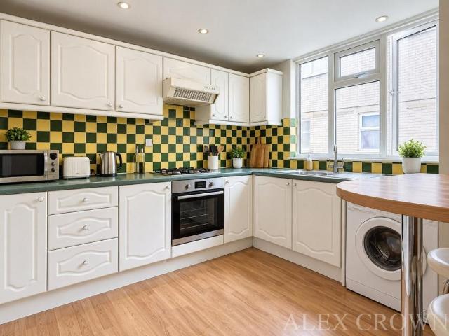 Lucena House, Hornsey Road, Holloway 3 bed maisonette to rent £2,950 pcm £681 pw