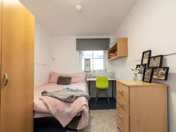 Lucia Foster Welch, Southampton Has an Apartment