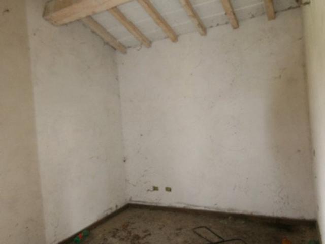 Lucignano vendesi porzione casale al grezzo di mq 220 in pos. 220m² Lucignano