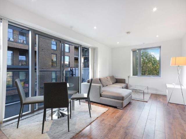 Lucienne Court, Lindfield Street, E14 2 bed flat to rent £2,513 pcm £580 pw