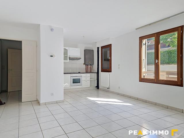 LUCINGES T3 avec terrasse, garage, parking au coeur du village