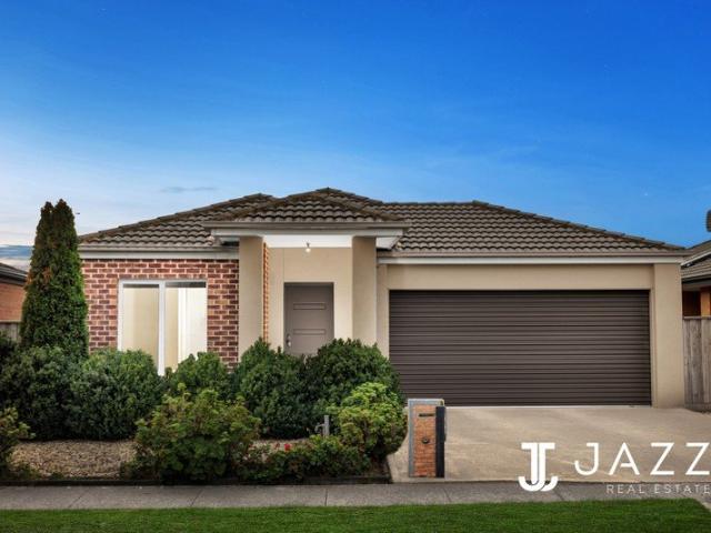 Walk To Featherbrook College And Shops!