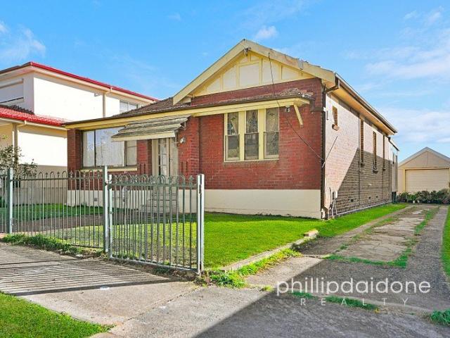 LUCKY NUMBER 8!. DUPLEX POTENTIAL. 701m2