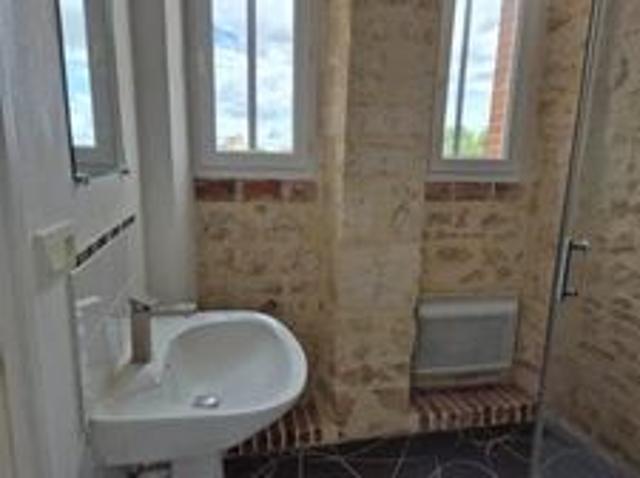 LUCON 85400 COEUR DE VILLE PROCHE TOUTES COMMODITES A PIED APPARTEMENT T2 LUMINEUX SANS EXTERIEUR