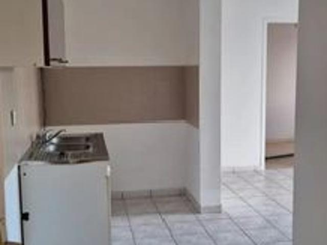 LUCON PROCHE COMMERCES ET LYCEES AGREABLE APPARTEMENT REZ DE JARDIN 50 M² / 2 CHAMBRES AVEC COURETTE