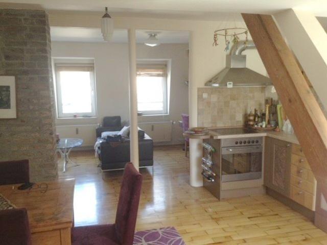 Luftig möblierte Maisonette im französischen Stil mit Dachterrasse