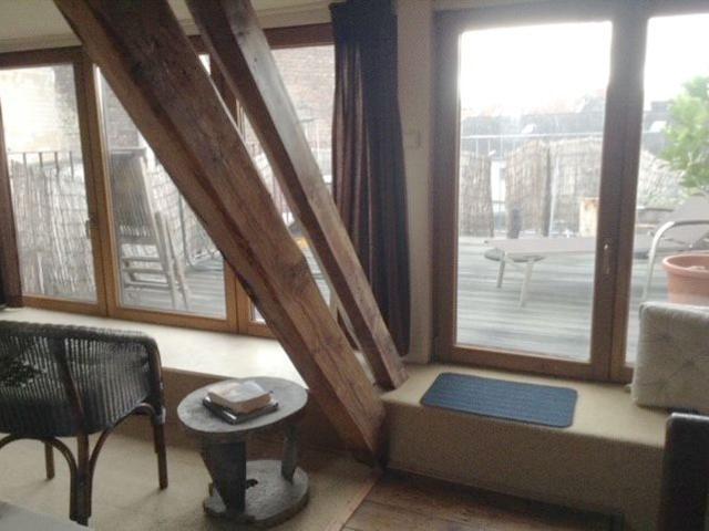 Luftig möblierte Maisonette im französischen Stil mit Dachterrasse