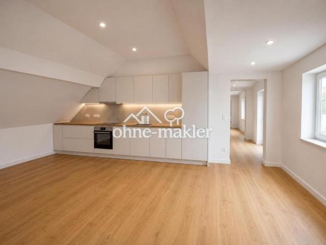 Luftige Dachwohnung mit Loft Stil nach Kernsanierung: 2 Zimmer + Ankleide & Balkon