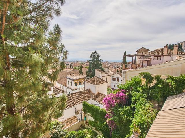 LUJOSO CHALET EN LOS JARDINES DE LA ALHAMBRA