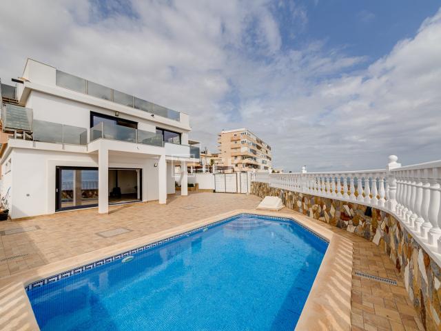 Lujoso Chalet Independiente con Piscina y Vistas al Mar en Torrevieja