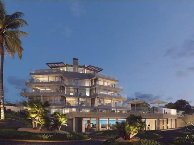 Lujoso apartamento de 3 dormitorios, 3 baños con vistas a la Bahía de Estepona. Obra Nueva