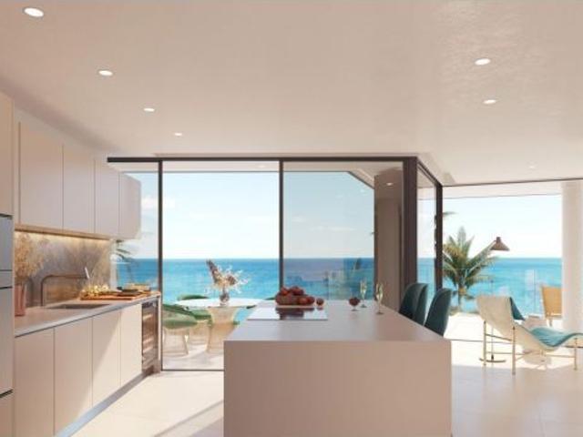 Lujoso Dúplex de 2 dormitorios, 2 baños, piscina privada y vistas a la Bahía de Estepona. Obra Nueva