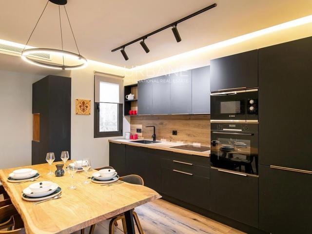 Lujoso Piso de 2 Dormitorios con Patio Privado en Venta en E. 117m² Barcelona