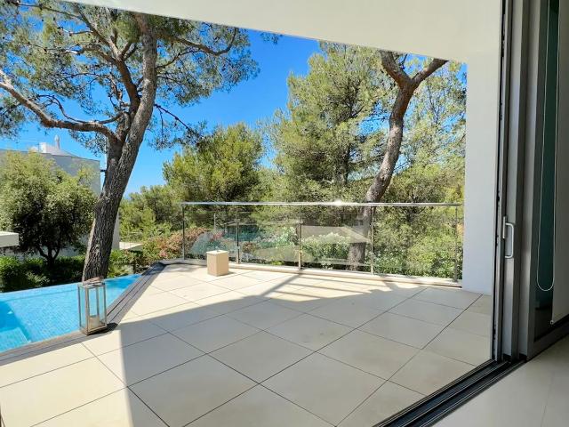Lujoso piso nuevo a estrenar con vistas al mar y montaña en Sierra Blanca, Marbella