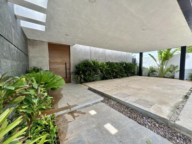 Lujosa casa de un piso en renta en privada con casa club y piscina
