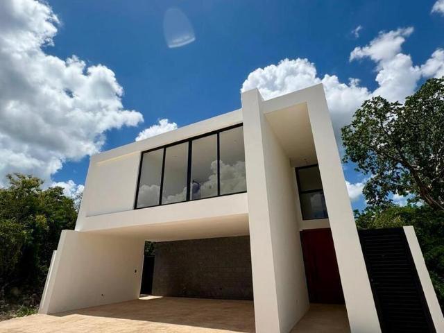 LUJOSA CASA EN EXCLUSIVO RESIDENCIAL CON CAMPO DE GOLF AL NORTE DE M?RIDA
