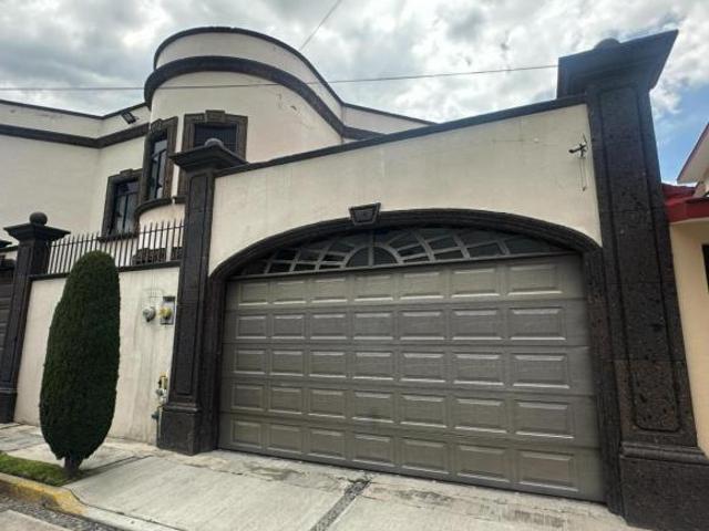 Lujosa residencia en venta en Residencial Colón, Col. Ciprés en Toluca