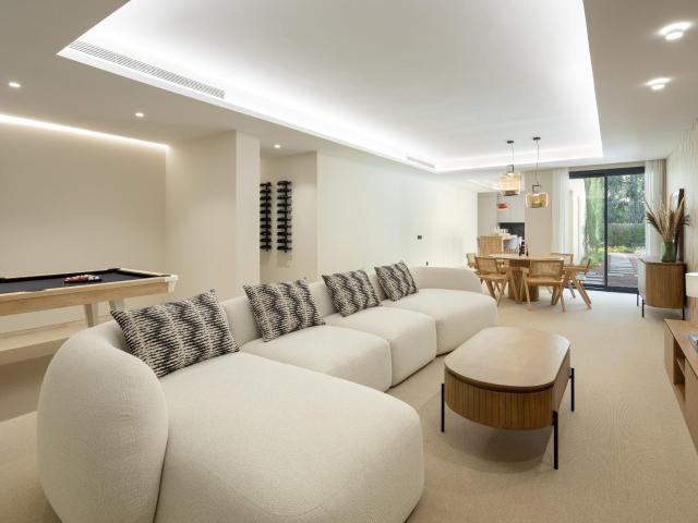 LUJOSA VILLA DE 5 DORMITORIOS EN LA CERQUILLA, MARBELLA