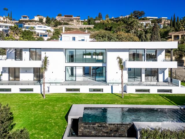 Lujosa villa nueva a estrenar en El Paraíso Alto, Estepona