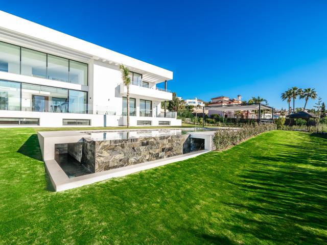 Lujosa villa nueva a estrenar en El Paraíso Alto, Estepona