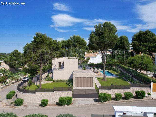 Lujosa y moderna vivienda de 4 habitaciones, piscina y jardín en venta en Santa