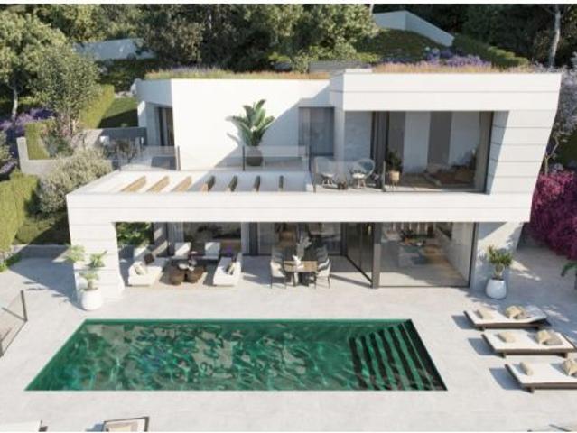 Lujosa y preciosa villa de 4 dormitorios con piscina, jardines, aparcamiento