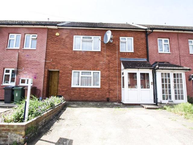 Lukin Crescent, London, E4 3 bed terraced house to rent £2,300 pcm £531 pw