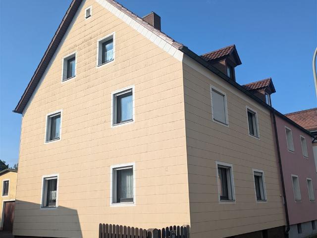 Lukratives Investment: Vielseitige Doppelhaushälfte mit großem Garten