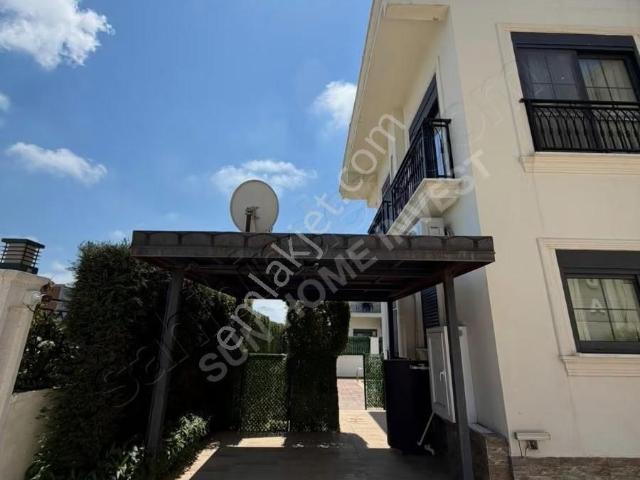 Lüks 3 Katlı Eşyalı Satılık Villa