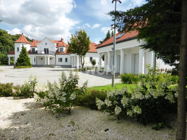 Luksusowa rezydencja z basenem i ogrodem 800 m²