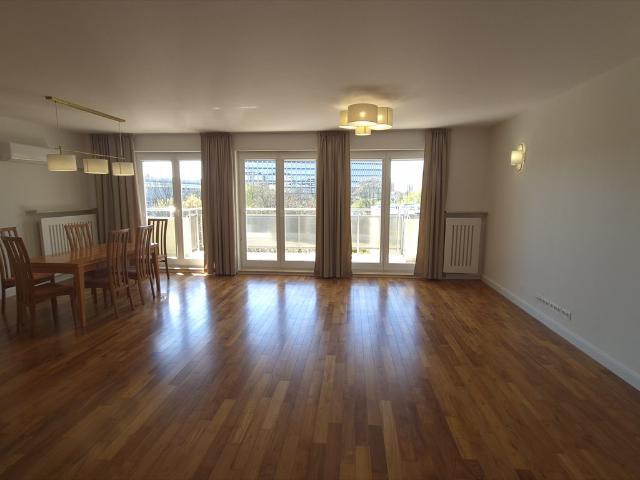Luksusowy 3 pokojowy apartament 135 m2 z garażem i basenem