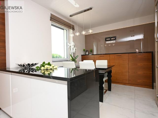 Luksusowy apartament 121 m² z garażem w Zielonej Dolinie
