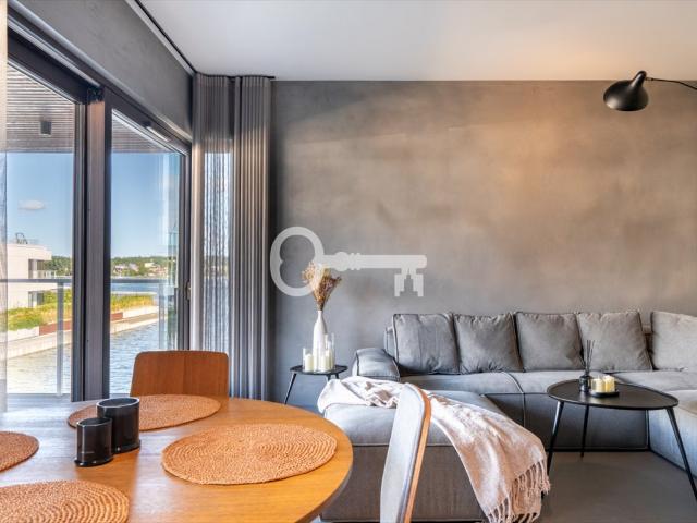 Luksusowy apartament z tarasem nad mariną w Sol Marina