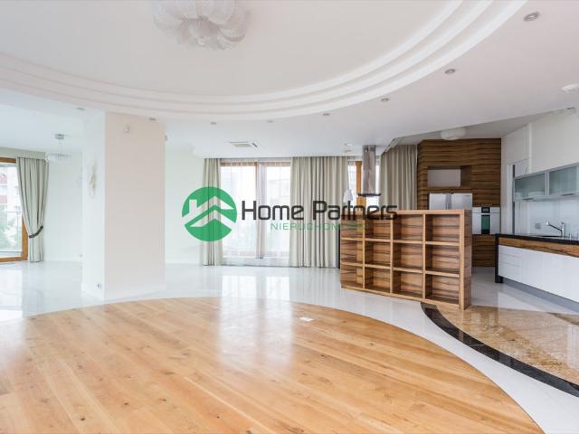 Luksusowy dwupoziomowy penthouse z basenem i tarasem