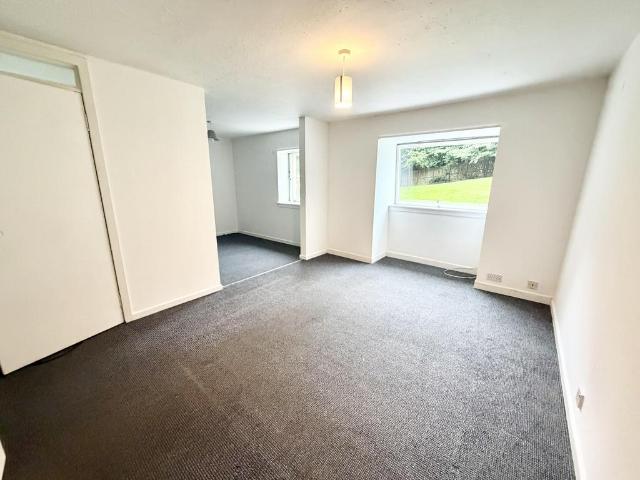 Lulworth Court, Dundee DD4 2 bed flat to rent £650 pcm £150 pw
