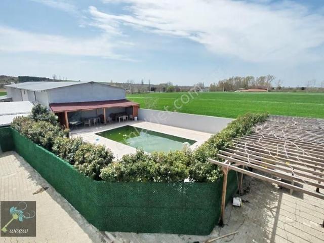 Lüleburgaz Karaağaçta 1.960 M² Arsa İçinde Havuzlu Lüks Dublex