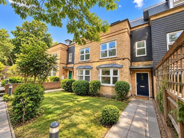 Lullington Road, Anerley, London, SE20 3 bed terraced house to rent £2,500 pcm £577 pw