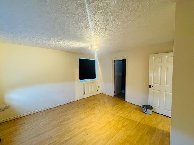 Lupin Close, Romford RM7, 2 bed flat to rent, £1,800 pcm | PrimeLocation