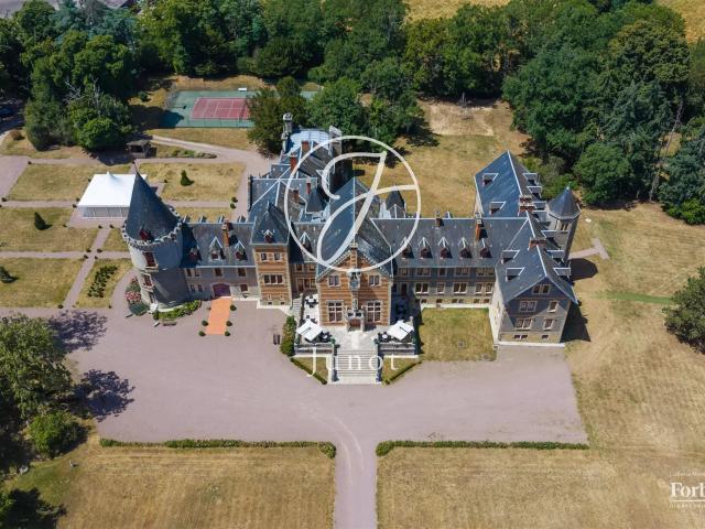 Lurcy Lévis Allier château Hôtel XVème, XIXème siècle. 3800m² Moulins