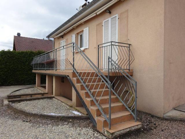 LURE, jolie maison proche des commerces sur 5 ares de terrain