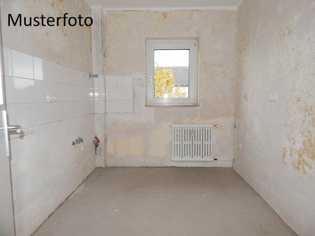 Lust auf Veränderung: teilsanierte 2 Zimmer Wohnung mit Badewanne