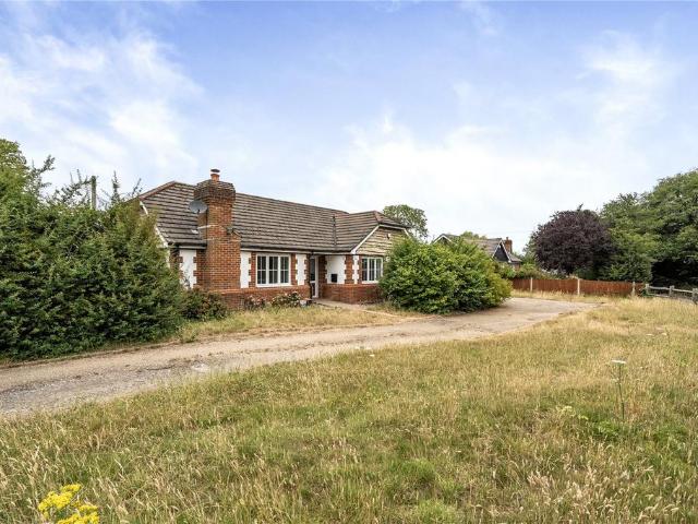 Lusted Hall Lane, Tatsfield 3 bed detached house to rent £2,300 pcm £531 pw